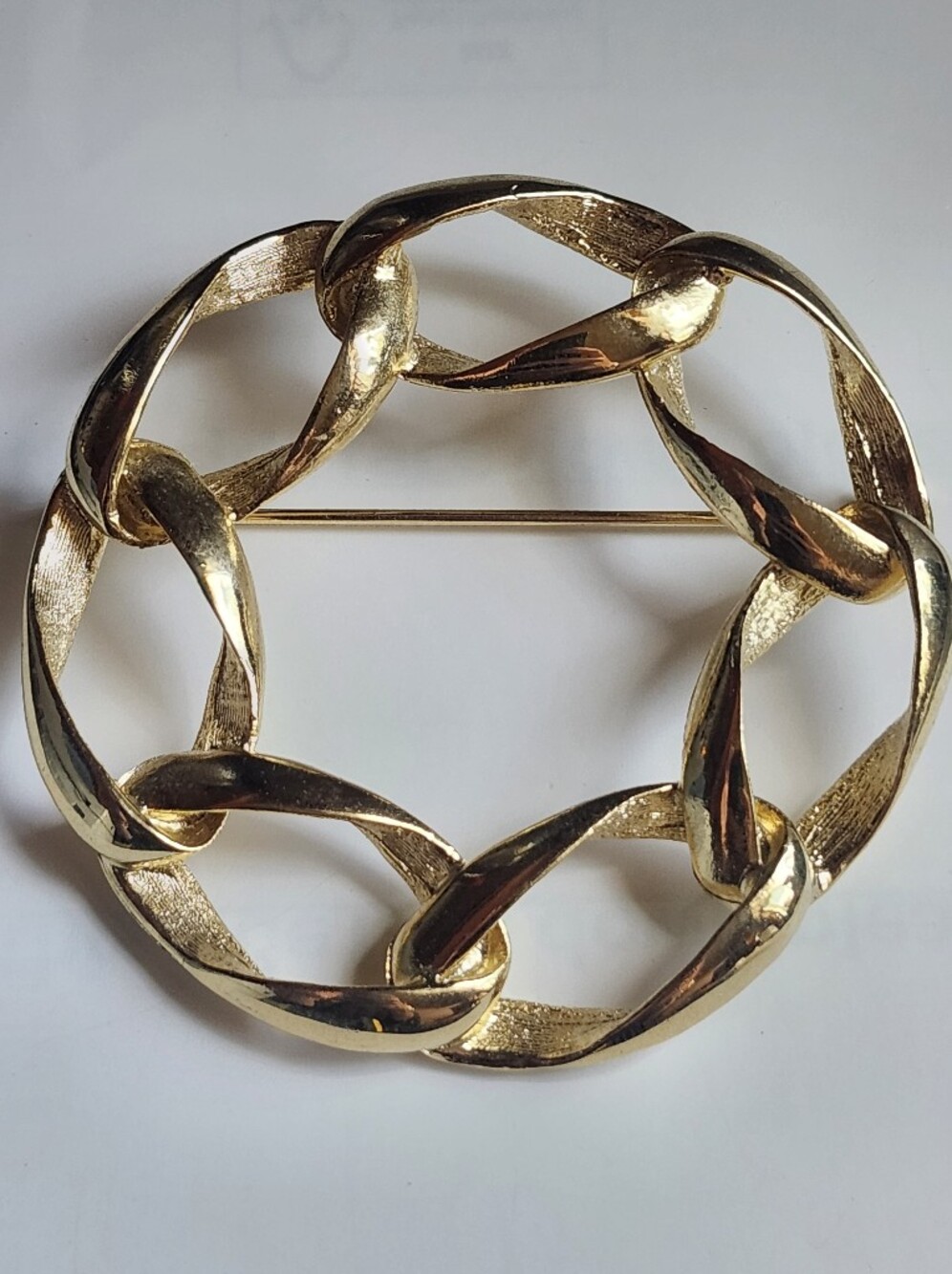 Beautiful Gold Tone Link Circle Brooch-vintage
